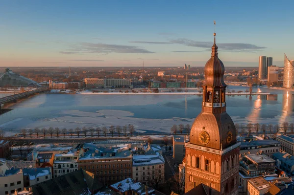 Mooie Luchtfoto Winter Uitzicht Oude Stad Riga Dome Kathedraal Rivier — Stockfoto