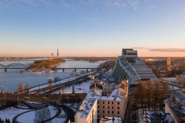 空中冬季日落在里加老城和河流 Daugava 在拉脱维亚 — 图库照片