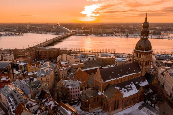 在里加老城区的空中冬季日落景色与圆顶大教堂和多加瓦河在拉脱维亚 — 图库照片
