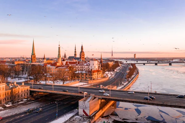美丽的空中冬季景观里加老城区与圆顶大教堂和多加瓦河在日落时 惊人的拉脱维亚 — 图库照片