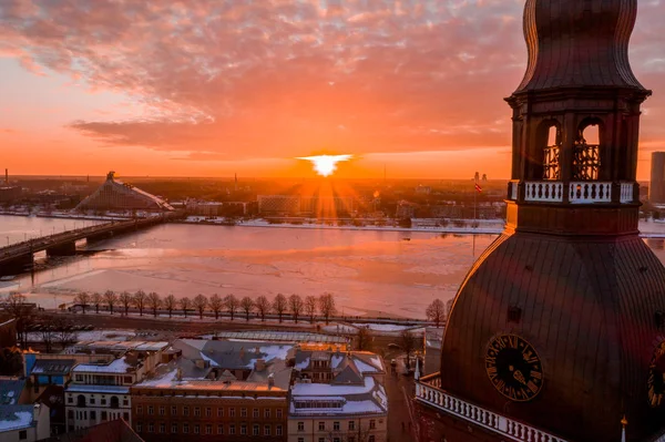 Hermosa Puesta Sol Sobre Casco Antiguo Riga Durante Frío Día —  Fotos de Stock