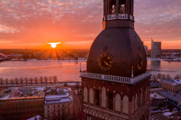 在寒冷的冬日里加老城区 美丽的日落 从主要圆顶大教堂在河 Daugava 国家图书馆和老城区的看法 — 图库照片