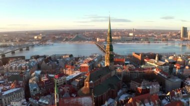 Letonya güzel havadan görünümü Riga tarihi kent günbatımı sırasında veya gündoğumu sırasında güneşli kış günü. Şaşırtıcı Riga.