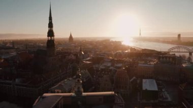 Letonya güzel havadan görünümü Riga tarihi kent günbatımı sırasında veya gündoğumu sırasında güneşli kış günü. Şaşırtıcı Riga.