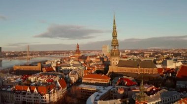 Letonya güzel havadan görünümü Riga tarihi kent günbatımı sırasında veya gündoğumu sırasında güneşli kış günü. Şaşırtıcı Riga.