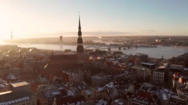 Letonya güzel havadan görünümü Riga tarihi kent günbatımı sırasında veya gündoğumu sırasında güneşli kış günü. Şaşırtıcı Riga.