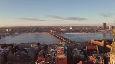 Letonya güzel havadan görünümü Riga tarihi kent günbatımı sırasında veya gündoğumu sırasında güneşli kış günü. Şaşırtıcı Riga.