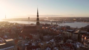 Letonya güzel havadan görünümü Riga tarihi kent günbatımı sırasında veya gündoğumu sırasında güneşli kış günü. Şaşırtıcı Riga.