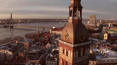 Riga Dome Cathedral kış günbatımı sırasında hava panoramik manzaralı. Eski şehrin ana katedralde. Güzel Letonya.