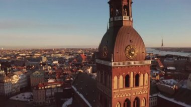 Riga Dome Cathedral kış günbatımı sırasında hava panoramik manzaralı. Eski şehrin ana katedralde. Güzel Letonya.