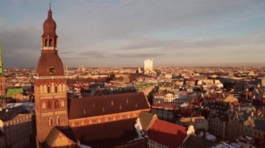 Letonya güzel havadan görünümü Riga tarihi kent günbatımı sırasında veya gündoğumu sırasında güneşli kış günü. Şaşırtıcı Riga.