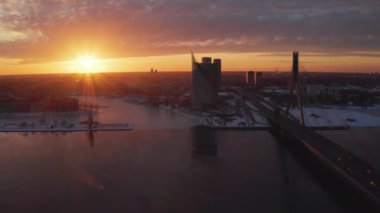 Letonya güzel havadan görünümü Riga tarihi kent günbatımı sırasında veya gündoğumu sırasında güneşli kış günü. Şaşırtıcı Riga.