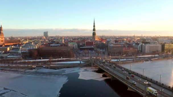 ラトビアの晴れた冬の日の間に日の出や日没時にリガの旧市街の美しい撮 驚くべきリガ — ストック動画