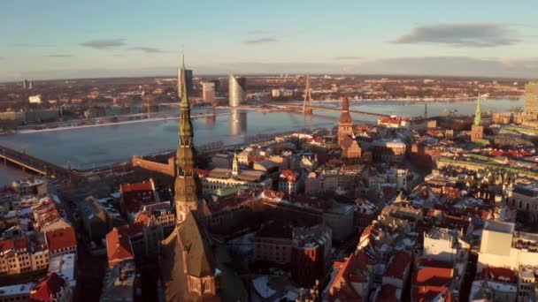 Mooie Luchtfoto Van Oude Stad Van Riga Tijdens Zonsondergang Zonsopgang — Stockvideo