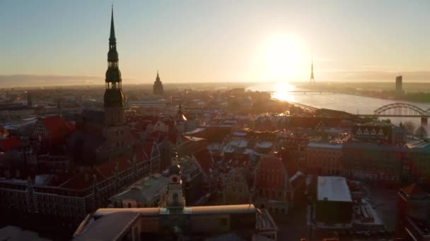 Vackra Flygfoto Över Riga Gamla Stan Solnedgång Eller Soluppgång Solig — Stockvideo