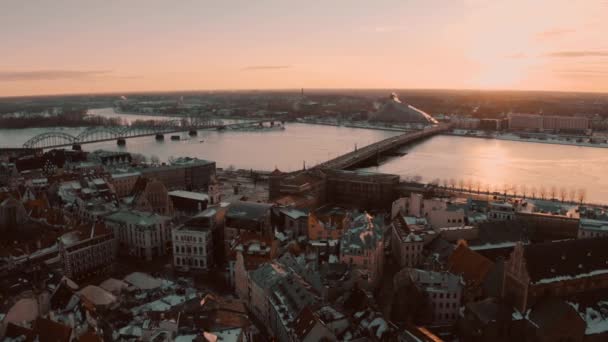 Krásný letecký pohled na staré město Rigy při západu slunce nebo východu slunce během slunný zimní den v Lotyšsku. Úžasné Riga.