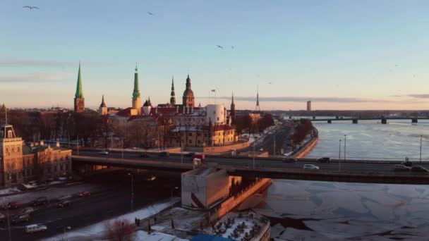 Mooie Luchtfoto Van Oude Stad Van Riga Tijdens Zonsondergang Zonsopgang — Stockvideo