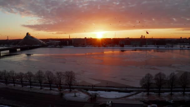 Vackra Flygfoto Över Riga Gamla Stan Solnedgång Eller Soluppgång Solig — Stockvideo