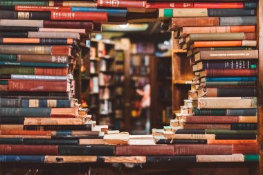 Los Angeles, ABD, 10 Mayıs 2018: Kitap etrafında binlerce ile son kitap deposunun iç görünüm. İnsanlar her yerde mağaza kitap okumak.