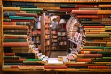 Los Angeles, ABD, 10 Mayıs 2018: Kitap etrafında binlerce ile son kitap deposunun iç görünüm. İnsanlar her yerde mağaza kitap okumak.