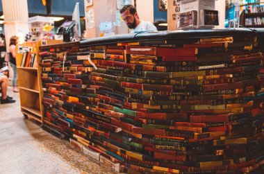 Los Angeles, ABD, 10 Mayıs 2018: Kitap etrafında binlerce ile son kitap deposunun iç görünüm. İnsanlar her yerde mağaza kitap okumak.  