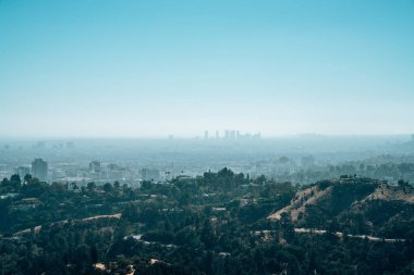 Panoramik Los Angeles şehir merkezinde birçok gökdelenler ufukta.
