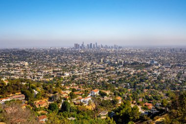 Panoramik Los Angeles şehir merkezinde birçok gökdelenler ufukta.