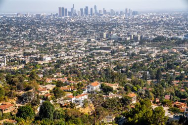 Panoramik Los Angeles şehir merkezinde birçok gökdelenler ufukta.