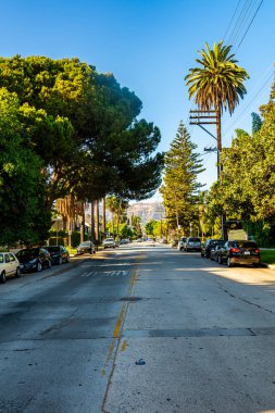 10 Haziran 2018. Hollywood, Amerika Birleşik Devletleri. Hollywood yazısını işareti için önde gelen bir sokak ile mesafeden güzel görünümü.