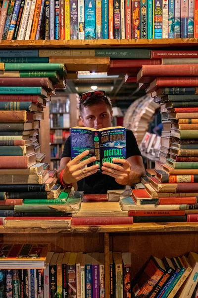 Julio 2018 Los Ángeles Estados Unidos Joven Leyendo Libro Tienda —  Fotos de Stock