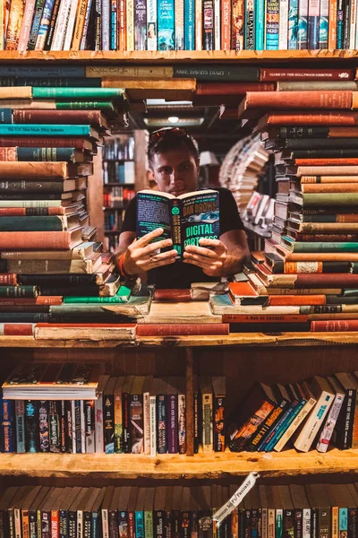 2018 ロサンゼルス アメリカ合衆国 での最後の書店で本を読んでいる若い男の人1 つのクールな本の店世界で — ストック写真