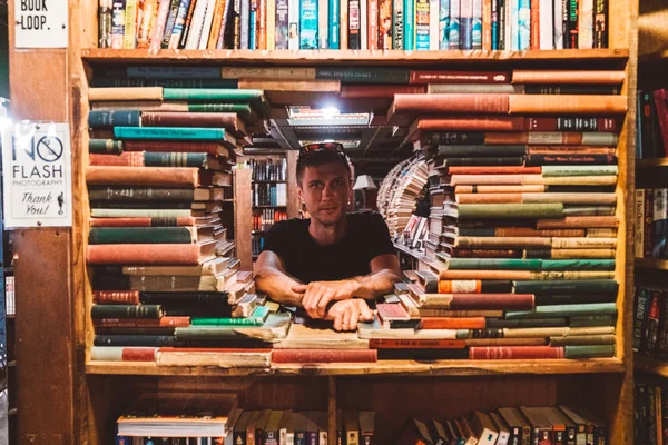 Julio 2018 Los Ángeles Estados Unidos Joven Leyendo Libro Tienda —  Fotos de Stock