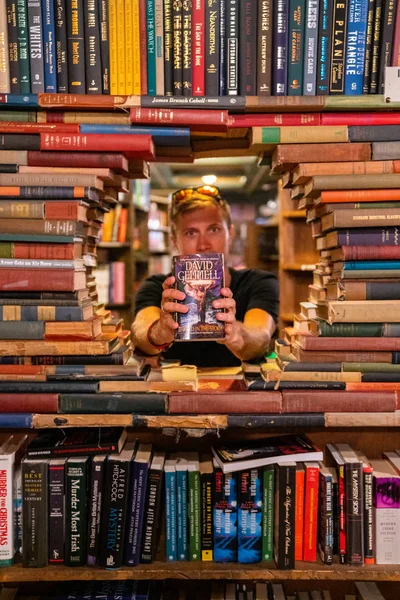Juli 2018 Los Angeles Usa Junger Mann Liest Ein Buch — Stockfoto