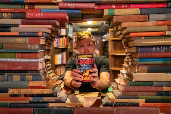 Julio 2018 Los Ángeles Estados Unidos Joven Leyendo Libro Tienda —  Fotos de Stock