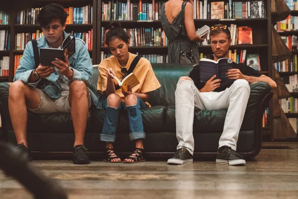 Juli 2018 Los Angeles Usa Jugendliche Lesen Der Letzten Buchhandlung — Stockfoto
