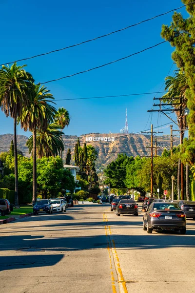 2018 ハリウッド アメリカ合衆国 ハリウッド サインの署名に通じる道との距離からの美しい景色 — ストック写真