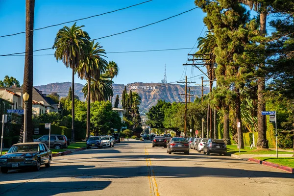 2018 ハリウッド アメリカ合衆国 ハリウッド サインの署名に通じる道との距離からの美しい景色 — ストック写真