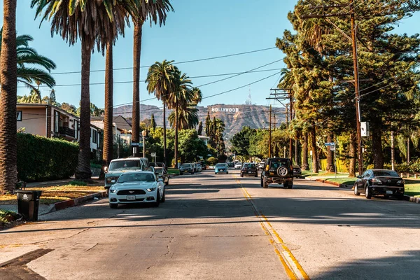 2018年6月10日 洛杉矶 乌萨白色福特野马 停在洛杉矶好莱坞标志旁的街道上 — 图库照片