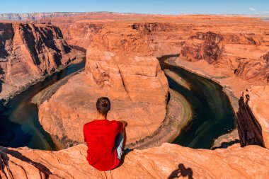 Genç tarafından Colorado nehir kenarında sayfa şehir keşfetmek at nalı bend adam. Arizona, ABD. Güzel yürüyüş parkurları Büyük Kanyon.