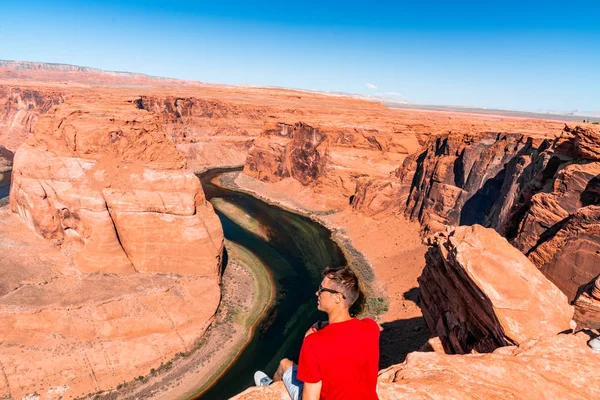 Young Man Exploring Horseshoe Bend River Colorado Town Page Arizona — Stock Photo, Image