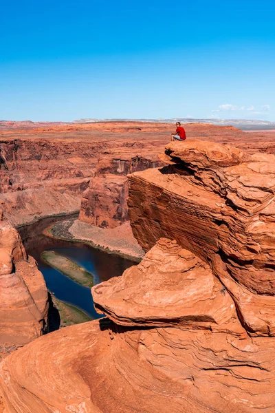 Young Man Exploring Horseshoe Bend River Colorado Town Page Arizona — Stock Photo, Image