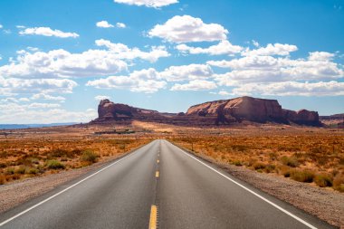 Anıt Vadisi Milli Parkı ile şaşırtıcı kaya oluşumları ile gider sonsuz sonsuz yol.