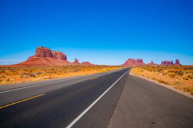 Anıt Vadisi Milli Parkı ile şaşırtıcı kaya oluşumları ile gider sonsuz sonsuz yol.