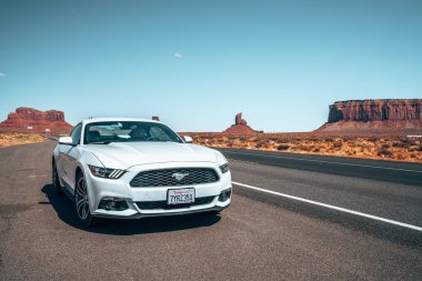 Monument Valley, Amerika Birleşik Devletleri. 10 Temmuz 2018. Beyaz Ford Mustang Gt Monument Valley park kalbinde yol kenarında park etmiş.