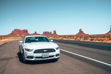 Monument Valley, Amerika Birleşik Devletleri. 10 Temmuz 2018. Beyaz Ford Mustang Gt Monument Valley park kalbinde yol kenarında park etmiş.