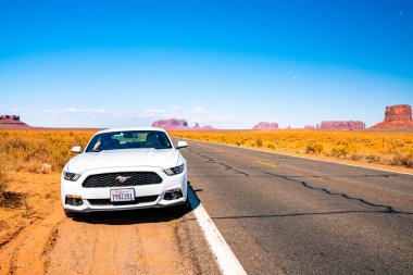 Monument Valley, Amerika Birleşik Devletleri. 10 Temmuz 2018. Beyaz Ford Mustang Gt Monument Valley park kalbinde yol kenarında park etmiş.
