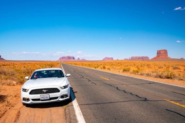 Monument Valley, Amerika Birleşik Devletleri. 10 Temmuz 2018. Beyaz Ford Mustang Gt Monument Valley park kalbinde yol kenarında park etmiş.