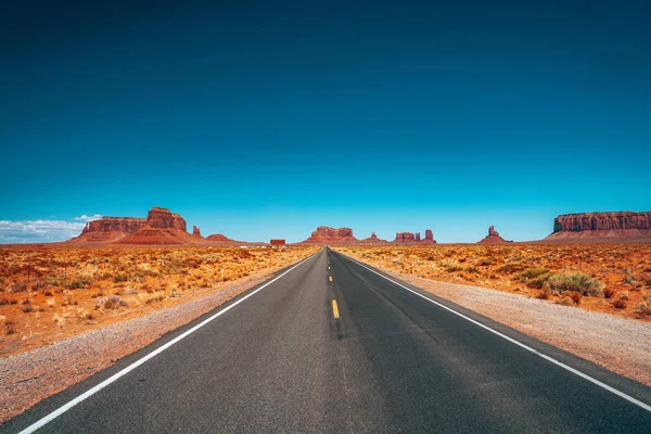 Estrada Infinita Sem Fim Que Atravessa Parque Nacional Monument Valley — Fotografia de Stock