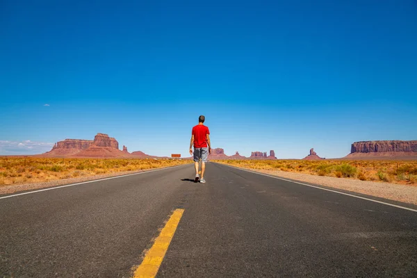 Jovem Caminhando Pela Estrada Monument Valley — Fotografia de Stock