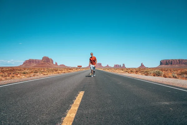 Νεαρό Άνδρα Πόδια Κάτω Από Δρόμο Της Monument Valley — Φωτογραφία Αρχείου